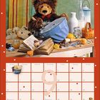 Kalender mit Monat September. Montag bis Sonntag. Verschiedene Backutensilien. Teddybär mit rotem Schal rührt Teig.