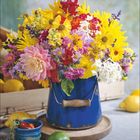 Kalender: September 2027. Ein bunter Blumenstrauß in einem blauen Eimer, umgeben von Zitronen und Limetten.