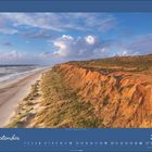 „September 2027“ steht in kühler, eleganter Schrift. Sandige Klippen überblicken ein stürmisches Meer unter einem bewölkten Himmel.