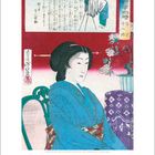 Japanische Schriftzeichen oben. Elegant gekleidete Frau in blauem Kimono, traditionelle Frisur, sitzt vor rotem Hintergrund.