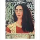 Text: "Aquí me pinté yo, Frida Kahlo, con la imagen del espejo... en Coyoacán, México, lugar donde nací." 

Illustration: Frida Kahlo in rotem Kleid, Pflanzen im Hintergrund.