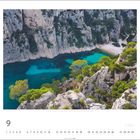 Kalenderblatt für September mit einem Foto einer felsigen Bucht, türkisblauem Wasser und grünem Bewuchs an den Klippen.