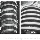 Kalenderseite 9, Baumstamm mit Streifen, spiralförmiges Parkhaus, schwarz-weiß, modernes Design.