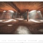 Hory Mowin, Circa 1880. Sonnenstrahlen durchlöchern eine hölzerne Struktur und beleuchten den staubigen Boden dramatisch.