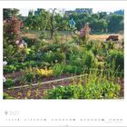 9 2027. Kalender. Üppiger Garten, grüne Pflanzen, bunte Blüten, Holzzaun im Hintergrund, kleine Turmstruktur, weidende Kuh.