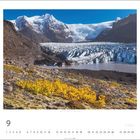 9. Kalender mit Herbstlandschaft, blühende Pflanzen und Gletscher unter klarem Himmel.