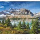 9. Bow Lake und Waputik Range, Banff-Nationalpark, Alberta. Schneebedeckte Berge, spiegelnder See, Tannen im Vordergrund.