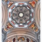 Kalenderblatt für September 2027 mit Foto der reich verzierten Decke des Salzburger Doms, Österreich.