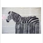 Zahl "9" unten links. Schwarz-weißes Zebra-Graffiti auf einer Wand, dessen Streifen nach unten zu verblassen scheinen.