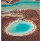 "September", Kalender. Türkisblauer, natürlicher Wasserlauf mit umgebender oranger Landschaft. Veranstaltungsdaten unten.