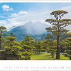 Text: "Sengan-en-Garten, Kagoshima, Region Kyushu. Foto: Yu Kato / Getty Images / Canva". Ein Kalenderblatt zeigt Bäume und Berge.