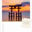Text: "Wer einst Schiffbruch erlitt, erbebt auch vor ruhigem Meere. Ovid." Kalenderseite von Juli, mit einer Torii im Sonnenuntergang.