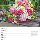 Juli. Woche 28. Krebs. Zitat von Amelia Barr über die Kostbarkeit der Zeit. Ein bunter Blumenstrauß auf Holztisch.