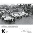 18. Juni 1927: Einweihung der Rennstrecke Nürburgring. Alte Rennwagen stehen für ein Rennen am Start, umgeben von Zuschauern.