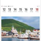 Kalenderüberschrift "Juli", Woche 28. Großes Foto: Hafen von Húsavík, Boote, bunte Häuser, grüner Hügel im Hintergrund.