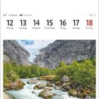 Kalenderdaten vom 12. bis 18. Juli. Foto vom Fluss Briksdalselva im Jostedalsbreen-Nationalpark, umgeben von Bergen.