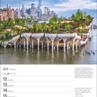 Kalenderseite für Juli: "Little Island am Pier 55 in Manhattan... aus Betonpfeilern." Skyline und grüne Parkanlage im Vordergrund.