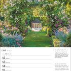Kalenderblatt für Juli, zeigt Blumengarten mit Rosenbogen und Pavillon. Text: Gedicht über Rosen, Infos zu Ramblersorten.