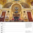 Text: "Juli 28. Woche", "12 Montag", "18 Sonntag", Info über Waffen in Inveraray Castle. Zitat von Ingeborg Bachmann. Wand mit Waffen dekoriert.