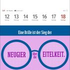Kalender: 12.-18. Juli. Text auf blauem Hintergrund: "Eine Brille ist der Sieg der". Brille mit "NEUGIER", "über die", "EITELKEIT".