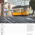 Juli, Woche 28. Bild: Gelbe Straßenbahn in Lissabon, hinter einer Statue, mit einer Kathedrale im Hintergrund. Zitat von Augustinus.