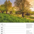 Kalenderblatt: Juli, Woche 28, mit einem Gedicht von Richard Dehmel. Foto: Weiden an einem Fluss im Abendlicht.