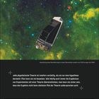 Text oben: "Darstellung eines Raumfahrzeugs in einem Sternenfeld... NASA." 

Unten: Zitat zu physischen Theorien und Kalendarium vom 8. bis 14. März. 

Illustration eines Raumfahrzeugs im Weltraum.