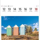 12. Montag bis 18. Sonntag, Juli. Strandhütten in Roscoff, Finistère. Drei bunte Hütten vor blauem Himmel.