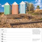 Juli, 28. Woche, 12.–18. Juli. Zitat: "Farbe ist eine Kraft, die die Seele direkt beeinflusst." Drei bunte Strandhütten.