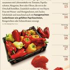 Eine Textseite mit Orhan Pamuks Auszug und Rezept für gefüllte Paprikaschoten. Rechts ist ein Juli-Kalender. Unten ist Gemüse zu sehen.