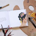Text links: "IHR HAAR GERN ODER IN AUSSER- STECKFRISUREN, MIT BLUMEN UND NAMMEN." Illustration einer Frau mit Blumen im Haar. Malutensilien.