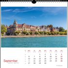 Kalenderseite "September" mit Wochenübersicht. Oben farbenfrohe Altbauten am Flussufer unter blauem Himmel.