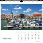 Kalenderblatt: September. Wochenbeginn Montag. Foto: Hafen mit Segelbooten, historische Gebäude im Hintergrund.