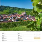 Ein Kalender zeigt April/Mai 2027. Im Hintergrund eine malerische Stadt mit Kirche, umliegende grüne Hügel und Weinreben.