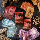 Karten mit Texten: "Komm zur Ruhe", "Du bist mächtiger, als du denkst", "Den Körper ist wie ein Buch". Gerahmt von Naturmaterialien.