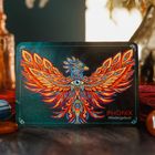 Text: "PHÖNIX Wiedergeburt". Eine bunte Illustration eines Phönix mit auffälligen, leuchtenden Federn in Orange und Blau.