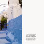 Rechts steht: "07 COLOR 93". Links eine Gasse in Chefchaouen, Marokko, mit blauen Wänden und gelben Blumentöpfen.