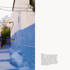 07 FARBE 93.  
Text links beschreibt blaue Gassen in Chefchaouen, Marokko. Intensives Blau, gelbe Pflanzgefäße, kühle Ruhe, Kontraste.