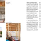 Die Texte beschreiben die Architektur eines lichtdurchfluteten Gebäudes mit Holzelementen. Links unten eine Straßenansicht.