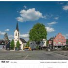 Marktplatz mit Maibaum und Evangelischer Kirche in Wipperfürth, Mai 2027. Kalendertage vom 17. bis 30. Mai.