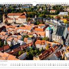 Septemberkalender mit Ansicht von Freiberg in Mittelsachsen. Historische Gebäude und viele rote Ziegeldächer.