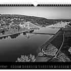 Text: "Blaues Wunder über der Elbe. September. 20.09. Weltkindertag."   
Schwarzweißfoto einer Brücke über einen Fluss.