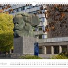 Text: Karl-Marx-Monument. September. 01 02 03... Gemälde einer großen Statue vor einem Gebäude mit Bäumen im Hintergrund.