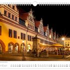 September, Der Naschmarkt auf der Rückseite des Alten Rathauses. Abendszene mit beleuchteten Gebäuden und Straßenlaternen.