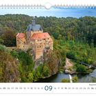 Burg Kriebstein in Mittelsachsen, Kalenderseite für September. Historische Burg auf Felsen, umgeben von Wald, mit Fluss.