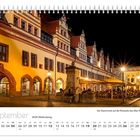 Septemberkalender: Der Naschmarkt beim Alten Rathaus bei Nacht, beleuchtet, Menschen sitzen draußen unter gelben Sonnenschirmen.