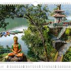 August. Tempel in Pokhara, Nepal. Eine Statue meditiert vor einem See, bunte Boote und dichter Wald umgeben sie.