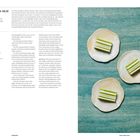 Links: Rezept für Kokos-Pandan-Gelee, darunter Zutaten und Zubereitung. Rechts: Drei grün-weiße Geleestücke auf Tellern.
