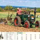 Kalenderblatt "September 2027". Lanz Bulldog Typ 7506, Baujahr 1939. Ein Mann pflügt auf einem grünen Traktor.