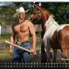 Der Text "Grooms 09". Ein muskulöser Mann mit Cowboyhut hält einen Hammer neben einem Pferd an einem Holzzaun.